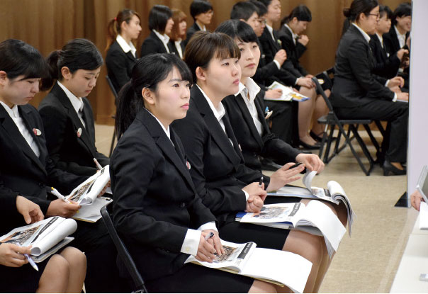 合同企業説明会に参加する学生