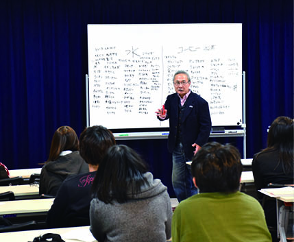 ショップマネジメントの授業を受ける学生たち