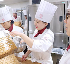 お菓子の家を作る学生