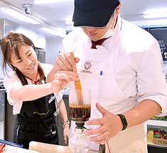 コーヒーを抽出する学生