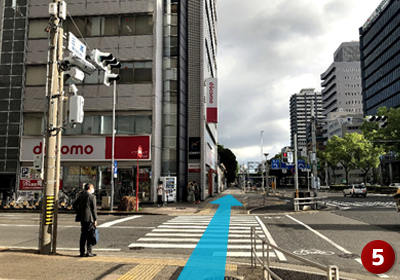 横断歩道も渡り、直進します。